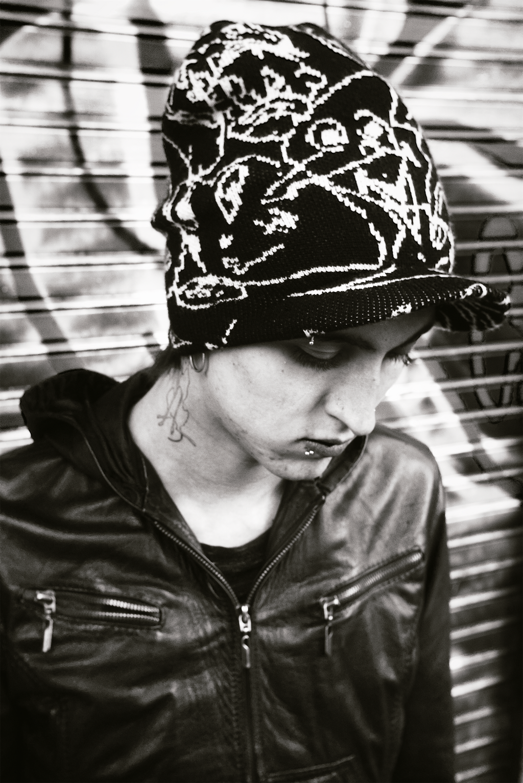 Beanie de lana con visera