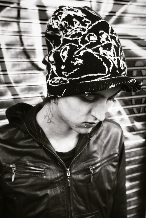 Beanie de lana con visera